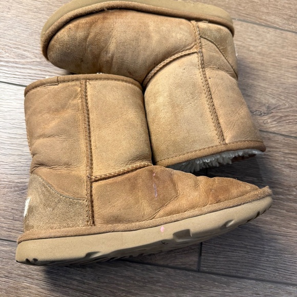 UGG Girls Short Chestnut Brown Pull-On Boots, Size 2, Fair Condition, Winter - Picture 9 of 12